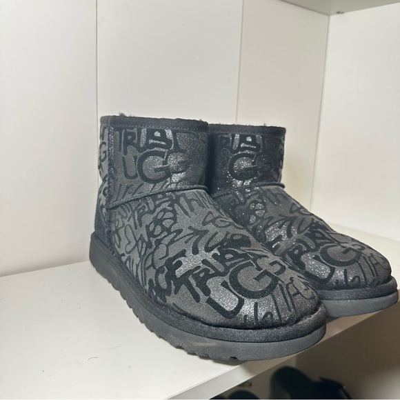 UGG Women's Black Patterned Winter Boots - Picture 3 of 8